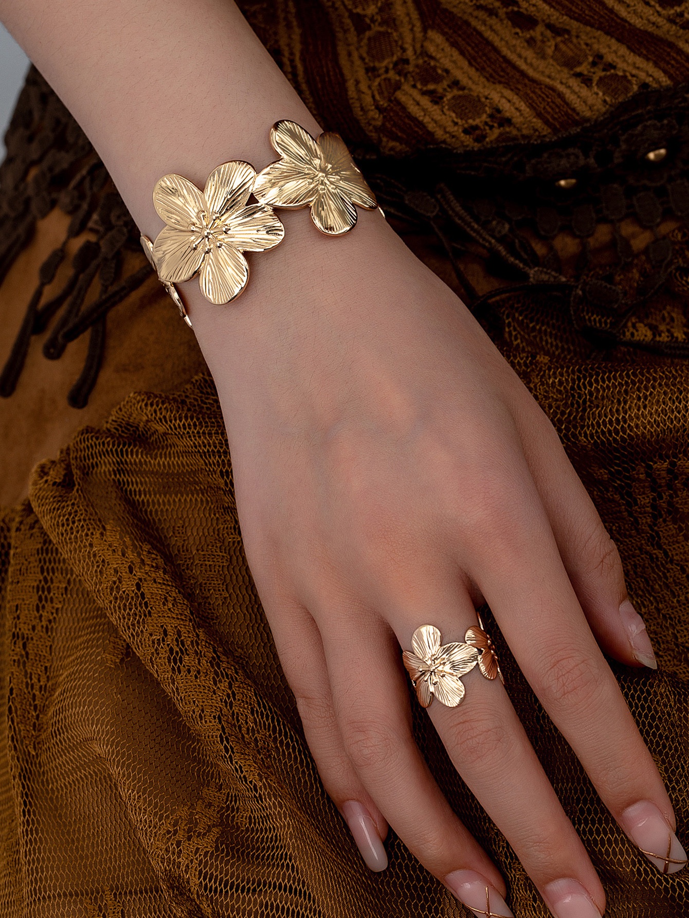 Flower stainless steel handcuff and ring - Image 2